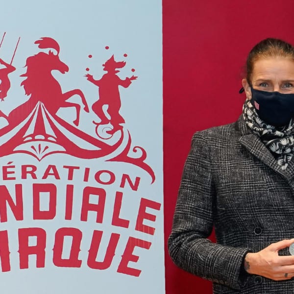 Persfoto Prinses Stephanie van Monaco ontvangt eerste zilveren zandmunt