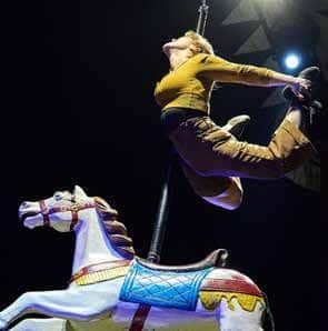 Artiest met hoelahoeps in de piste