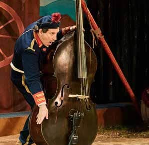 Acrobaat springt over een paard