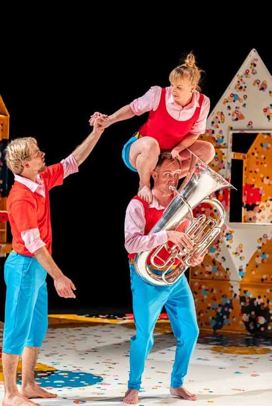 Kinderen van een jeugdcircus oefenen in luchtdoeken