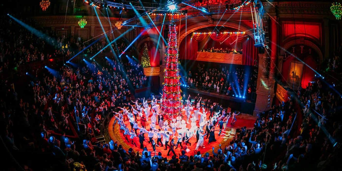Finale van het Wereldkerstcircus in Carré met alle artiesten in de piste